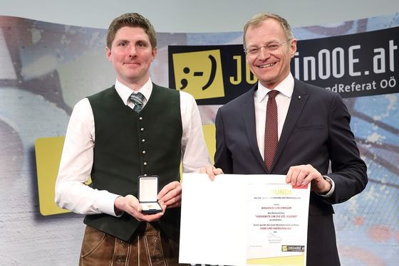 Landeshauptmann Mag. Thomas Stelzer ehrte Benjamin Kirchweger.