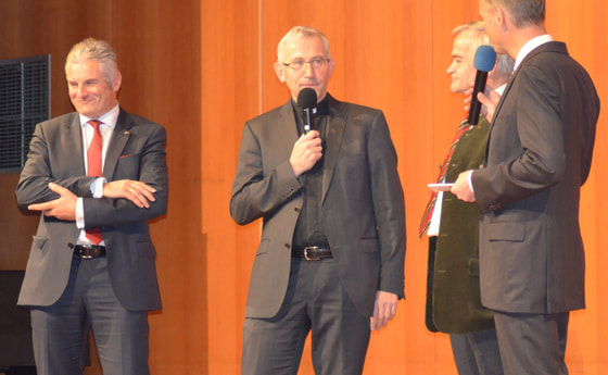 V. l.: Karl Lehner (Chef der Spitalsholding Gespag), Bischofsvikar Dr. Johann Hintermaier, Dr. Franz Gütlabauer (Obmann KMB Linz), Moderator Klaus Obereder (ORF OÖ). © SEI SO FREI