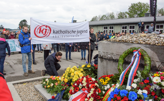 Gedenk- und Befreiungsfeier Mauthausen Anlässlich der 74. Wiederkehr der Befreiung des KZ-Mauthausen fand die Gedenk- und Befreiungsfeier zum Thema 'Niemals Nummer. Immer Mensch' statt. Mehr als 9.000 Menschen nahmen daran teil.Feier am Appellplatz