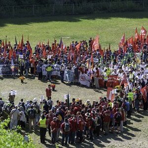 Gedenk- und Befreiungsfeier 2026 in Mauthausen anlässlich der 81. Wiederkehr des KZ Mauthausen. Themenschwerpunkt: 'Täter und Täterinnen im Nationalsozialismus'. Internationale Jugendgedenkfeier im Steinbruch.