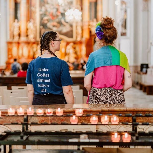 Agnes Schützenhofer, ehrenamtlich engagiert in der Regenbogenpastoral, bei einem seelsorglichen Gespräch in der Ursulinenkirche