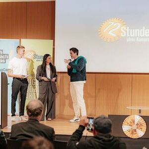 Ö3-Moderator Philipp Hansa mit den beiden Startfest-Moderator:innen Simon Mattle und Aline Huber