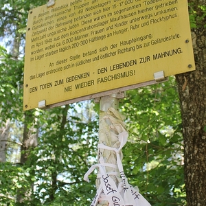 Die Teilnehmenden des „Geh-Denkens“ brachten bei der Gedenktafel beim ehemaligen Haupteingang des KZ-Außenlagers Gunskirchen ihre mitgetragenen Namensbänder an
