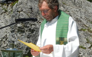 Pfarrer Gerhard Hackl bei der Bergmesse auf der Wurzeralm                               