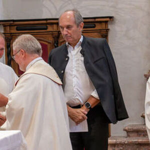 Generalvikar Severin Lederhilger gratuliert Pastoralvorstand Fabian Drack. Mit am Foto: Verwaltungsvorstand Franz Schachner und Pfarrer P. Klaus Zarzer-Besenböck.