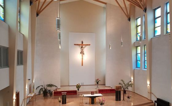 Blick in den Altarraum der Kreuzschwesternkirche