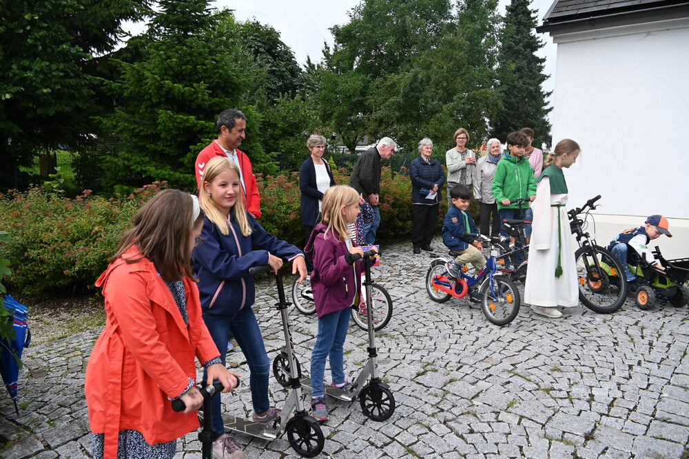 Familiengottesdienst mit Kinderfahrzeugsegnung Pramet 2025