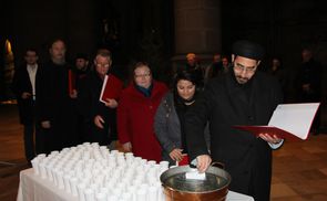 Wasserschöpfen als Symbol für das Schöpfen aus der gemeinsamen Quelle.
