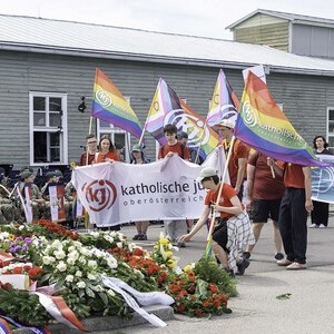 Gedenk- und Befreiungsfeier 2026 in Mauthausen anlässlich der 81. Wiederkehr des KZ Mauthausen. Themenschwerpunkt: 'Täter und Täterinnen im Nationalsozialismus'. Gedenkzug am ehemaligen Appellplatz.