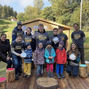 Große Freude herrschte bei den Kindern im Waldkindergarten von St. Oswald bei Freistadt: Die Jugendlichen bauten mit ihnen Musikinstrumente.