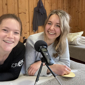 Caroline und ich nehmen unsere Podcastfolge auf - Not macht erfinderisch