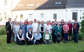 Fröhliche Runde im Bischofsgarten: Bischof Manfred Scheuer (l.) lud zum Empfang für wohnungslose Menschen. 