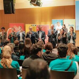 Die Ehrengäste applaudierten den Jugendlichen für ihr Engagement bei den 72 Stunden ohne Kompromiss.