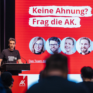 Martin Mahringer (AK OÖ) begrüßt die Jugendlichen
