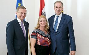 V. l.: LH Mag. Thomas Stelzer, Dr. Alfred Trendl (FBÖ) und Mag.a Alexandra Hager-Wastler (KFOÖ)
