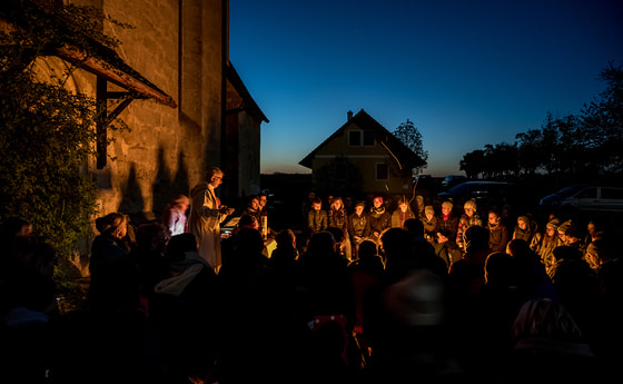 Auferstehungsfeier in WeigersdorfEtwa 100 Jugendliche, Kinder und Erwachsene trafen sich um 5 Uhr früh zur Auferstehungsfeier in Weigersdorf. Zum Thema „Oh mein Gott“ gestaltete die Katholische Jugend der Region Kremstal diese Feier.Foto: Jack Haij