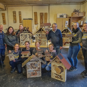 Im Hartlauerhof in Asten bauten die Jugendlichen mit geübten Bewohnern Nistkästen und Insektenhotels für das Seniorenwohnhaus Karl Borromäus der Caritas in Linz. 