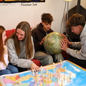 Die Vorbereitungsphase auf die Firmung ist eine spannende Zeit. Auf vielf?ltige Art und Weise werden Glauben und Leben zur Sprache gebracht. Als Erg?nzung zu den pfarrlichen Angeboten gibt es die SpiriNights.v.l.n.r. Charlotte Krispler, Leonard Eck