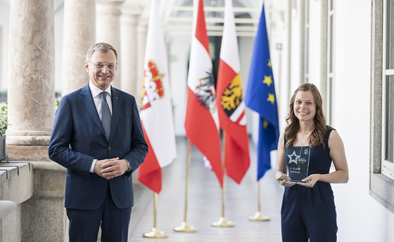 Judith Zeitlhofer nimmt Jugendaward von Landeshauptmann Themas Stelzer entgegen