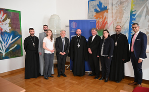 Begegnung mit Würdenträgern der Ukrainisch-griechisch-katholischen Gemeinde in Linz (v. l.): Bischof Stepan Sus, Bischof Manfred Scheuer, Ökumene-Beauftragte Gudrun Becker, PRO ORIENTE-Vorsitzender Dr. Josef Pühringer und Dr. Florian Wegscheider. 