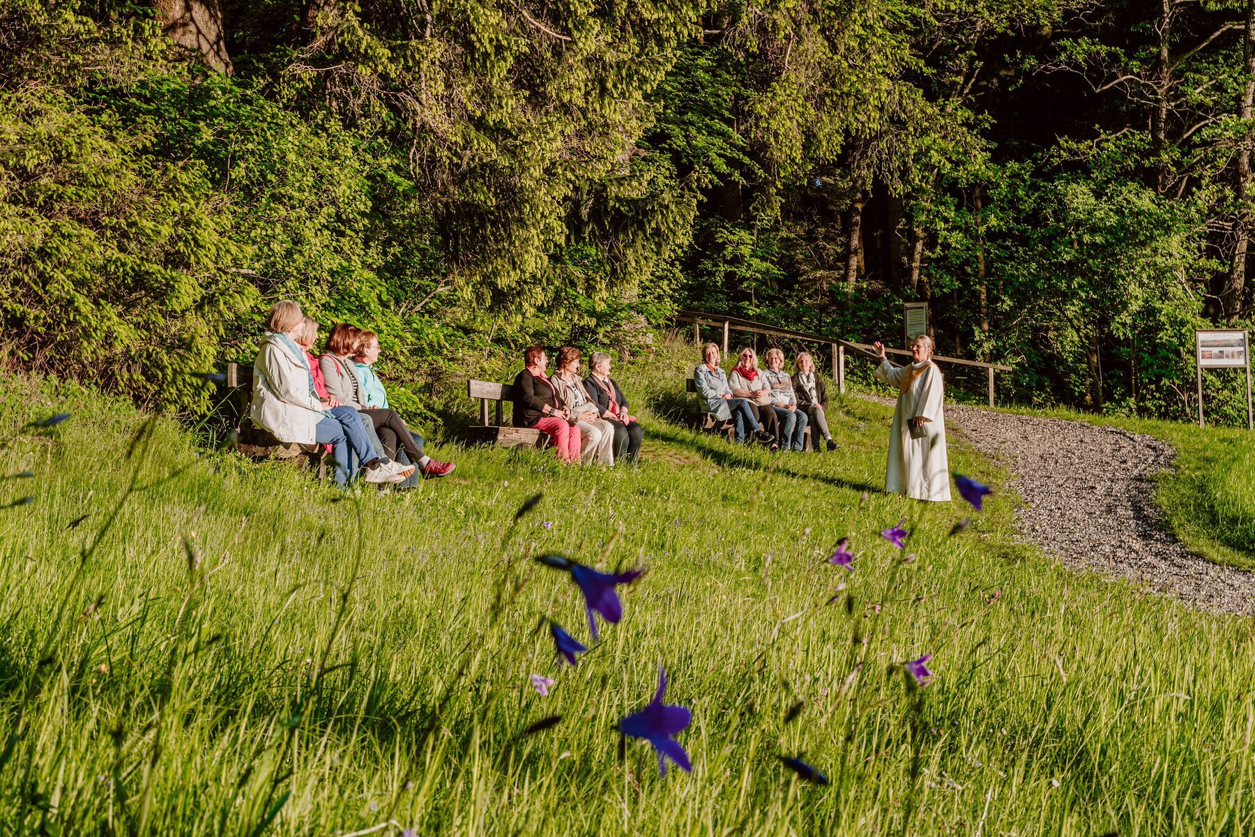 Renate Bachinger, Pastoralassistentin in Ausbildung in der Pfarre Ried im Innkreis, feiert in der Taufkapelle Eberschwang eine Maiandacht.