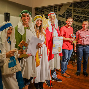 GlobeGala. Überreichung des Jungschar Globes an die Pfarre Ebensee/Roith für deren Einreichung in der „Alles steht Kopf“-Kategorie. Danke für den kreativen Beitrag zur Sternsingeraktion. Foto Carina Derflinger