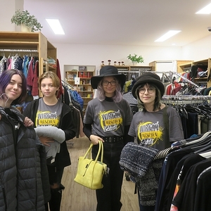 Im CARLA-Shop der Caritas in Braunau erfuhren Jugendliche viel über die Arbeit mit Second-Hand-Ware und über Nachhaltigkeit.                      