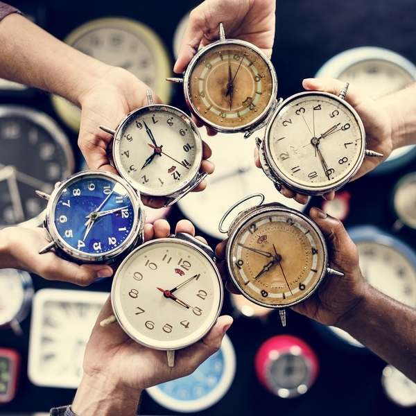 Hands holding clocks / Rawpixel Ltd. Hands holding clocks