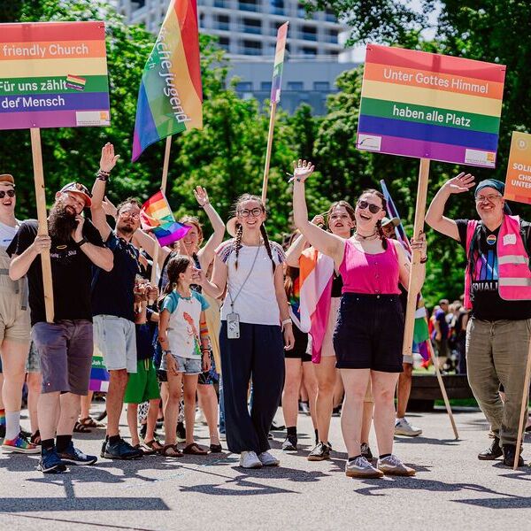 Agnes Schützenhofer, Tobias Renoldner, Christopher Kopecny und Christian Freisleben-Teutscher im Demo-Zug der Regenbogenpastoral bei der Pride Parade Linz