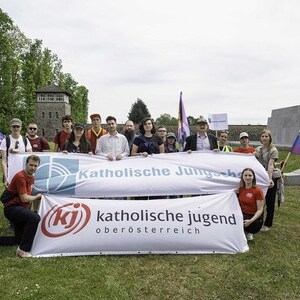Gedenk- und Befreiungsfeier 2026 in Mauthausen anlässlich der 81. Wiederkehr des KZ Mauthausen. Themenschwerpunkt: 'Täter und Täterinnen im Nationalsozialismus'.