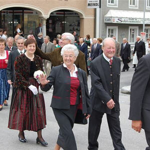 Trachtensonntag mit Ehejubilaren