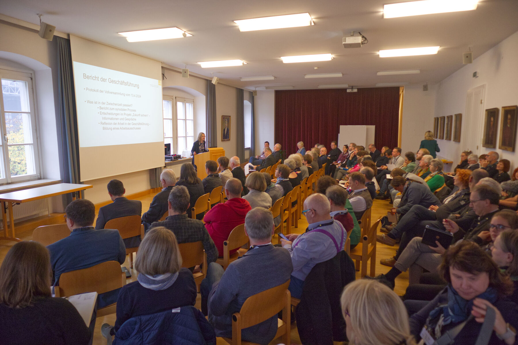 Die geschäftsführende Vorsitzende des Pastoralrates, Brigitte Gruber-Aichberger bei ihrem Bericht beim Pastoralrat am 9. November 2024 im Linzer Priesterseminar.