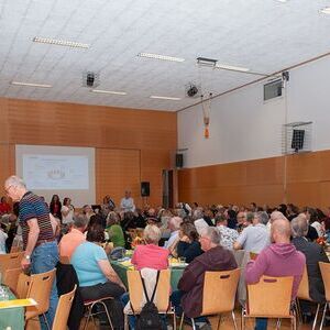 Knapp 200 Vertreter:innen aus den 12 Pfarren des Dekanates Gmunden waren ins Pfarrheim Laakirchen gekommen, um sich über den Prozess der Pfarrwerdung zu informieren und erste Schritte zum neuen Miteinander zu setzen.