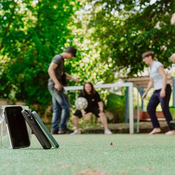 Beim Fußballspielen im kirchlichen Jugendzentrum haben die Smartphones Platzverbot.