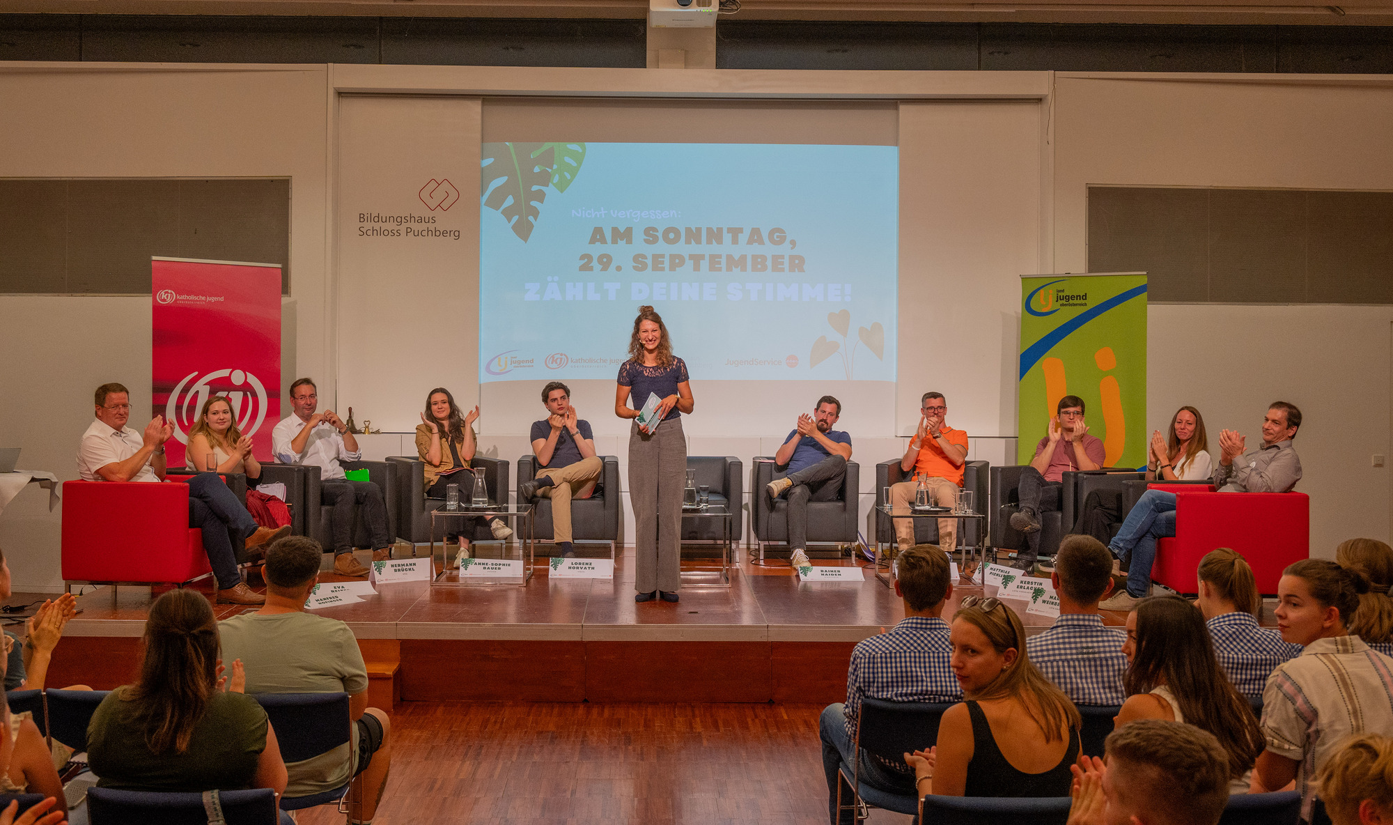 Bei der Podiumsdiskussion zur Nationalratswahl 'Im Dschungel der Wahlversprechen' haben junge Erwachsene die Möglichkeit vor Ort im Schloss Puchberg oder online fragen an Vertreter*innen fast aller kandidierenden Parteien zu stellen und mehr über die