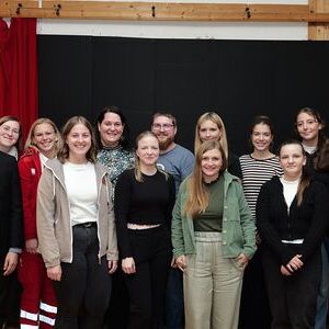 Gemeinsames Gruppenfoto der engagierten Jugendlichen. Mit am Foto: Simon Rubasch, ehrenamtlicher Vorsitzender der Katholischen Jugend Oberösterreich (kj oö), Anita Buchberger, ehrenamtlich engagierte Mitarbeiterin der Gedenkfeier und Stefanie Poxruck