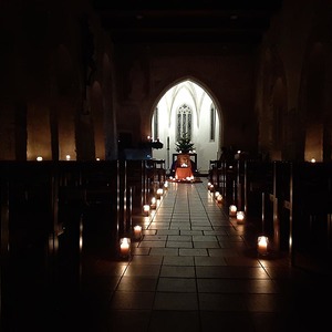 Kirche mit Kerzen beleuchtet