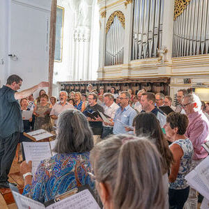 Es musizierte ein etwa 80-köpfiger Chor aus Sänger:innen fast aller 16 Pfarrteilgemeinden unter der Leitung von Martin Kaltenbrunner aus Scharnstein.