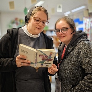Bunt und lebendig war es am 21. März in Regau mit rund 350 Firmlingen, welche die ?SpiriNight? besuchten.v.l.n. Sr. Ida Vorel und Jennifer Gaßner, Beauftragte für Jugendpastoral Dekanat Gmunden