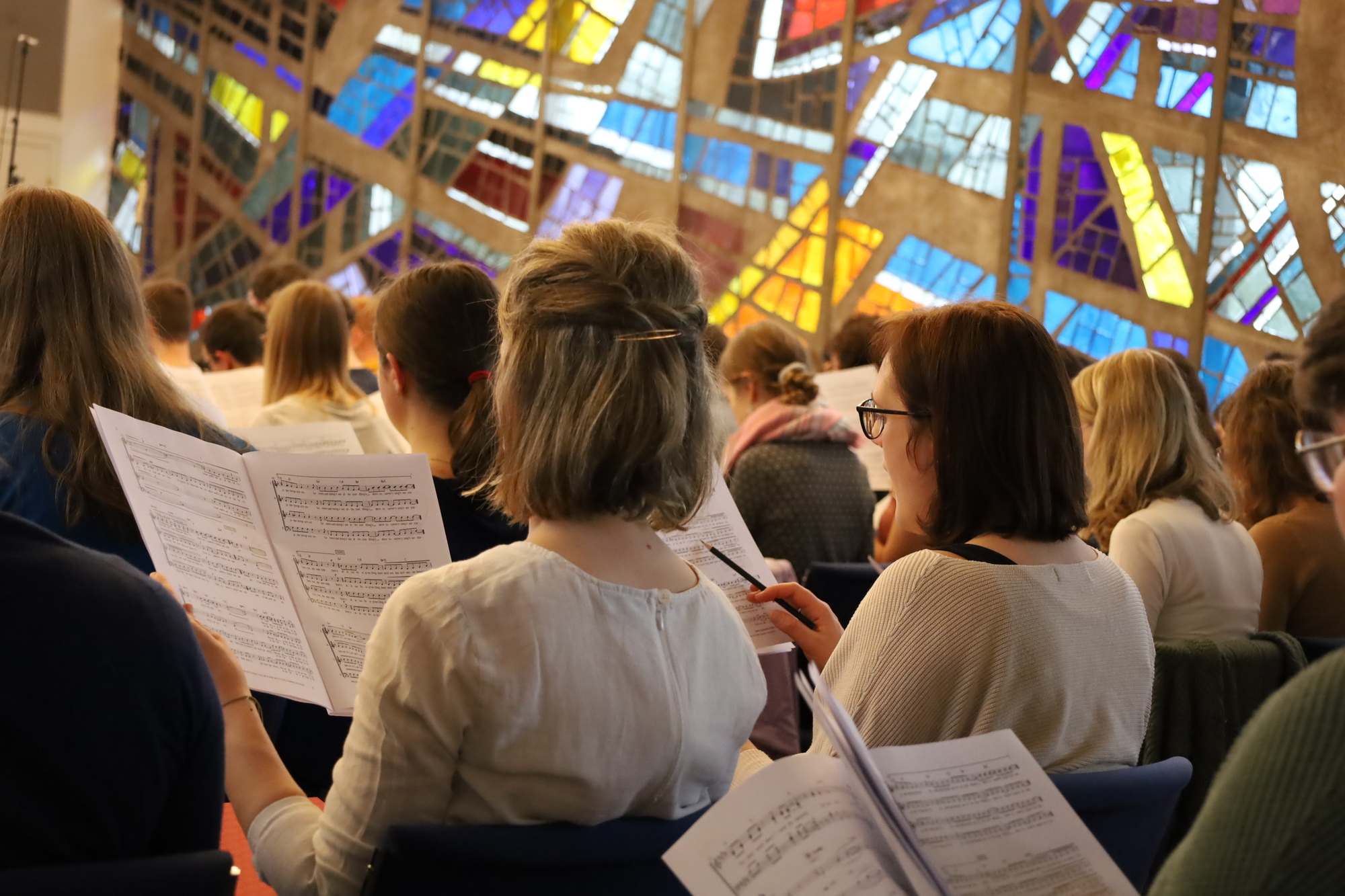 Jugendliche singend beim Abschlussgottesdienst