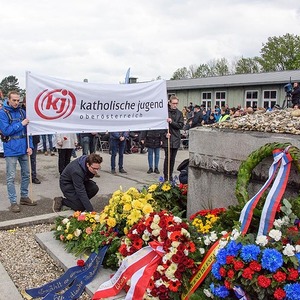 Gedenk- und Befreiungsfeier Mauthausen Anlässlich der 74. Wiederkehr der Befreiung des KZ-Mauthausen fand die Gedenk- und Befreiungsfeier zum Thema 'Niemals Nummer. Immer Mensch' statt. Mehr als 9.000 Menschen nahmen daran teil.Feier am Appellplatz