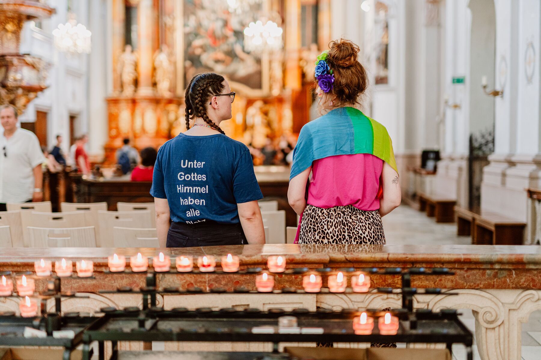 Agnes Schützenhofer, ehrenamtlich engagiert in der Regenbogenpastoral, bei einem seelsorglichen Gespräch in der Ursulinenkirche
