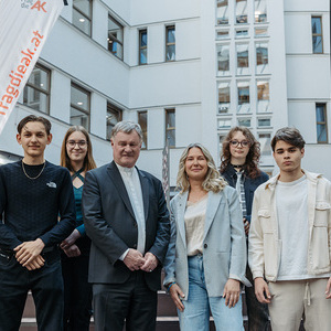 Bischof Manfred Scheuer und Vizepräsidentin der AK OÖ Sandra Jurekovic mit Jugendlichen