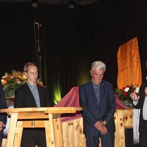 v.l.: Landeshauptmann Thomas Stelzer; Simon Rubasch, ehrenamtlicher Vorsitzender der Katholischen Jugend Oberösterreich (kj oö); Helmut Edelmayr, Gründungsmitglied des Mauthausen Komitees und Bischof Manfred Scheuer.