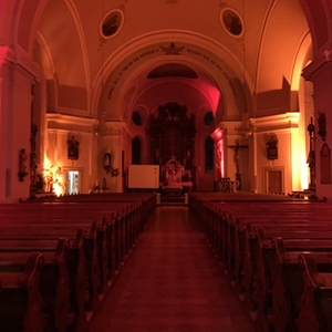 stimmungsvoll beleuchtete Kirche