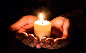 Das Leben inmitten des Todes feiern Christ:innen zu Allerheiligen.
