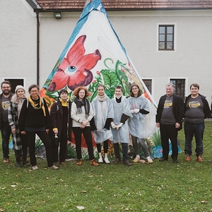Bischof Manfred Scheuer besuchte jene Kunst-SchülerInnen aus Wien, die das Spiri-Tipi der Katholischen Jugend in der Jugendkirche Linz mit großer Kreativität neu gestalteten.