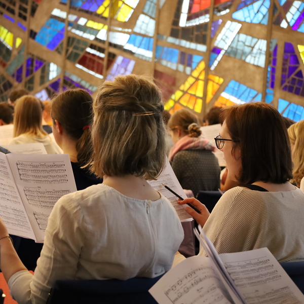 Jugendliche singend beim Abschlussgottesdienst