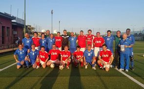 Das österreichische Priesternationalteam (in den roten Trikots) verlor gegen die italienische Mannschaft.