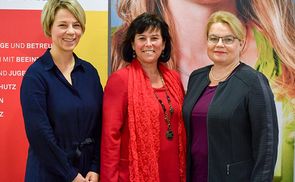 V. l.: Mag.a Barbara Lanzerstorfer-Holzner (Projektleiterin ElternTelefon), Sozial-Landesrätin Birgit Gerstorfer PMML und Mag.a Silvia Breitwieser (Leiterin TelefonSeelsorge OÖ – Notruf 142)